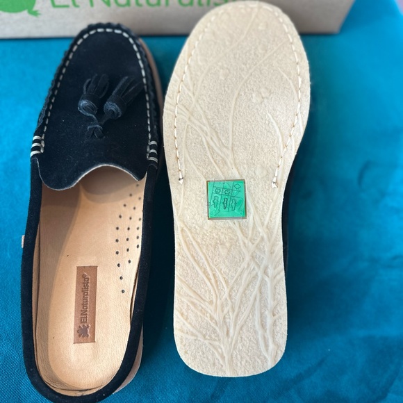 El Naturalista Women's Black Loafers - Picture 2 of 4